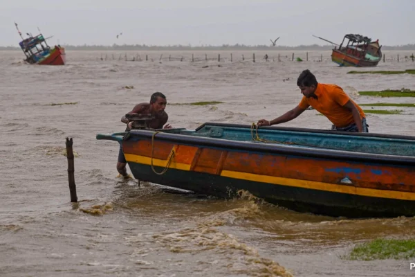 Cyclone Dana Live Updates: One Dead In West Bengal; Waterlogging Brings Kolkata To A Halt